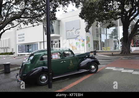 Une voiture d'époque à l'extérieur du musée dans la région de Napier, Nouvelle-Zélande. La ville a été reconstruite dans un style Art Déco après un désastreux tremblement de terre . Banque D'Images