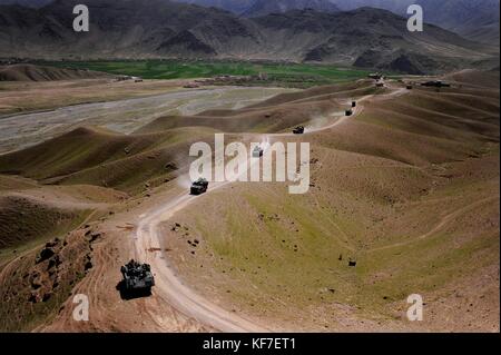 Les chars américains et français en convoi un chemin rural au cours de l'opération Enduring freedom, le 13 mars 2010 à zabule, en Afghanistan. (Photo de kenny holston par planetpix) Banque D'Images