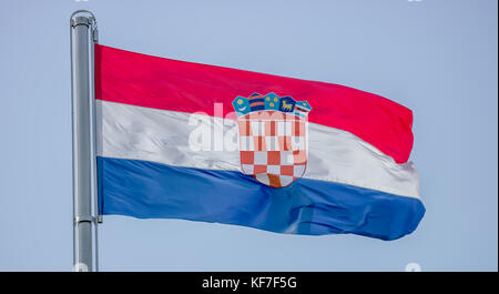 Drapeau croate contre le ciel bleu Banque D'Images