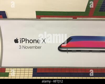Londres, Royaume-Uni - 25 octobre 2017 : un panneau publicité pour le nouveau smartphone iphone x par Apple Banque D'Images