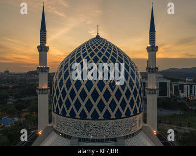 Photo aérienne du Sultan Salahuddin Abdul Aziz Shah mosquée pendant le coucher du soleil Banque D'Images