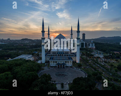 Photo aérienne du Sultan Salahuddin Abdul Aziz Shah mosquée pendant le coucher du soleil Banque D'Images