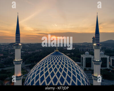 Photo aérienne du Sultan Salahuddin Abdul Aziz Shah mosquée pendant le coucher du soleil Banque D'Images