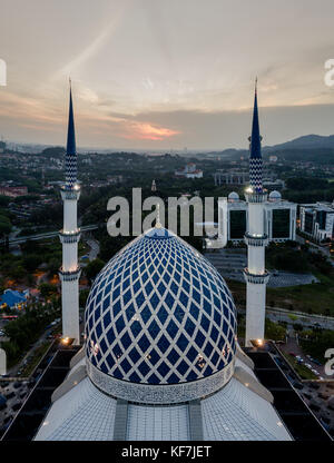 Photo aérienne du Sultan Salahuddin Abdul Aziz Shah mosquée pendant le coucher du soleil Banque D'Images