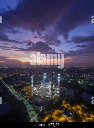 Photo aérienne du Sultan Salahuddin Abdul Aziz Shah mosquée pendant le coucher du soleil Banque D'Images