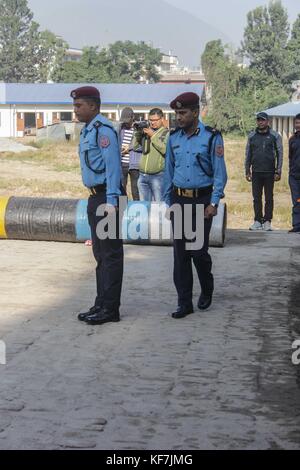 Repetto Noémie / Le pictorium - festival tihar au Népal, Katmandou. culte des chiens à l'école de formation de chiens policiers. - 19/10/2017 - Népal - KATMANDOU / festival tihar au Népal, Katmandou. culte des chiens à l'entraînement de chiens policiers à l'école. Meilleur chien de police de la cérémonie de la police népalaise, ainsi que la cérémonie de la retraite. depuis la fête des lumières ont également eu lieu, la police et les citoyens ont participé à l'adoration de chien comme le veut la tradition. Banque D'Images