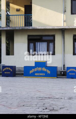 Repetto Noémie / Le pictorium - festival tihar au Népal, Katmandou. culte des chiens à l'école de formation de chiens policiers. - 19/10/2017 - Népal - KATMANDOU / festival tihar au Népal, Katmandou. culte des chiens à l'entraînement de chiens policiers à l'école. Meilleur chien de police de la cérémonie de la police népalaise, ainsi que la cérémonie de la retraite. depuis la fête des lumières ont également eu lieu, la police et les citoyens ont participé à l'adoration de chien comme le veut la tradition. Banque D'Images