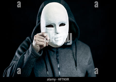 Man holding masque blanc pour cacher son visage Banque D'Images