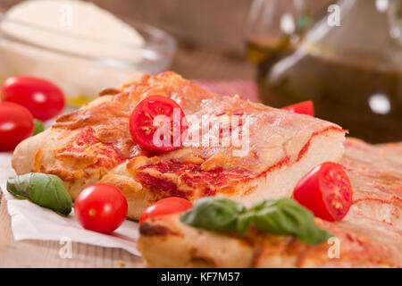 Pizza italienne avec fromage, tomates et basilic frais. Banque D'Images