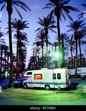 États-unis, Californie, motor home park et palmiers au coucher du soleil à Palm Springs Banque D'Images