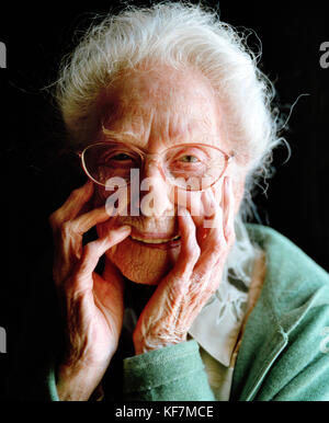 États-unis, Californie, Eureka, portrait d'une femme de 103 ans sur un fond noir Banque D'Images