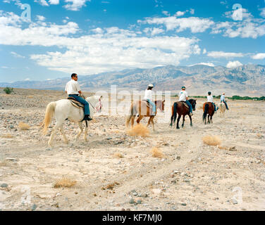 États-unis, Californie, Death Valley National Park, les gens de l'équitation, Furnace Creek stables Banque D'Images