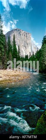 États-unis, Californie, une vue sur la rivière Merced avec El Capitan dans la distance, Yosemite National Park Banque D'Images