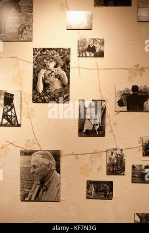 États-unis, Californie, sonoma, détail d'un mur recouvert de vieilles photographies en noir et blanc, Bartholomew park Winery and Vineyard Banque D'Images