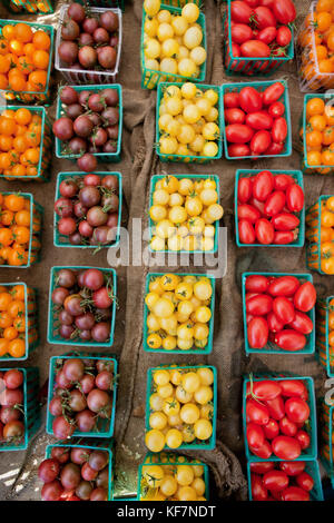 États-unis, Californie, Malibu, organic heirloom tomatoes à vendre au marché des fermiers de malibu sur civic center way Banque D'Images