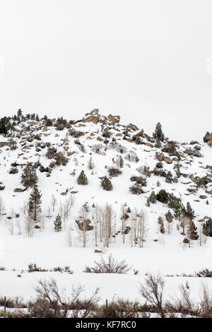 États-unis, Californie, Mammoth, une vue sur les montagnes couvertes de neige fraîchement le long de i395 entre l'évêque et mammoth Banque D'Images