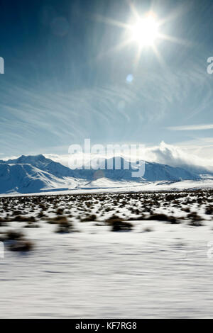 États-unis, Californie, Mammoth, plages et montagnes couvertes de neige courir aux côtés de green church road Banque D'Images