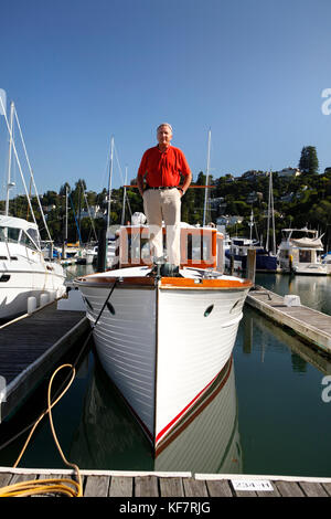 États-unis, Californie, San Francisco, Peter Johnson se dresse sur la proue de son 1927 Stevens, le yacht club de san francisco, Tiburon Banque D'Images