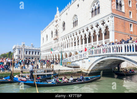 Venise ITALIE VENISE occupé des foules de touristes sur le Ponte della Paglia visiter Venise, Riva degli Schiavoni, promenade près de palais des doges Venise Italie Banque D'Images