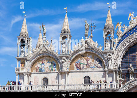 Venise ITALIE VENISE touristes se rendant sur le toit-terrasse balcon de la Basilique Saint Marc la Basilique St Marc Basilica di San Marco Venise Italie EU Banque D'Images