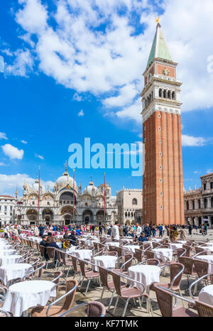 Venise ITALIE VENISE cafés de la Place Saint Marc (Piazza san marco) en face de l'hôtel Campanile et Basilica di San Marco la Basilique Saint Marc Venise Italie Banque D'Images