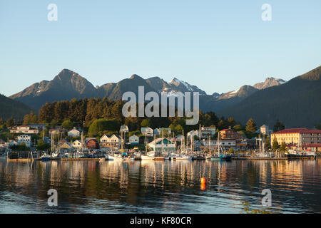 USA, Alaska, Sitka, une vue paisible des maisons et des bateaux de pêche le long de la rive dans le port de Sitka au coucher du soleil, Crescent Bay Banque D'Images