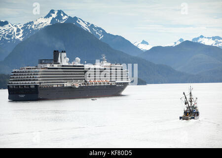 Usa, Alaska, Sitka, un bateau de pêche passe par un navire de croisière ancré pour la nuit, crescent bay, baie Sitka Banque D'Images