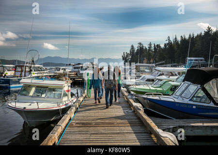 Usa, Alaska, Ketchikan, une famille de baisser la tête le dock vers le bateau en préparation pour aller pêcher l'behm canal près de Clarence tout droit, knudsen cove al Banque D'Images