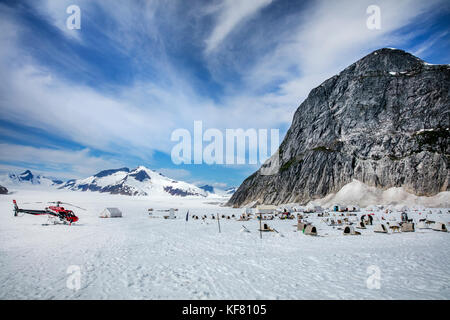 Usa, Alaska, Juneau, hélicoptère tour en traîneau à chiens vous vole sur le glacier à l'helimush taku camp chien à guardian montagne au-dessus du glacier taku, Jun Banque D'Images