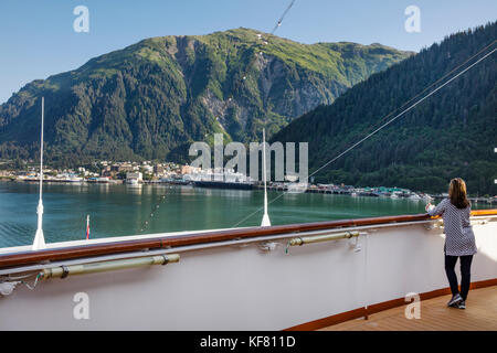 Usa, Alaska, Juneau, vues de à bord du navire de croisière Holland America, l'Oosterdam escales, comme il arrive dans le port de juneau Banque D'Images