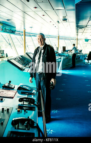 Usa, Alaska, Juneau, sur le pont du navire de croisière Holland America, l'Oosterdam escales, avec le capitaine Banque D'Images