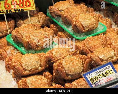 Crabe de Horsehair cuit bouilli (Kegani) sur glace à vendre sur un marché japonais du poisson à Sapporo, Hokkaido, Japon Banque D'Images