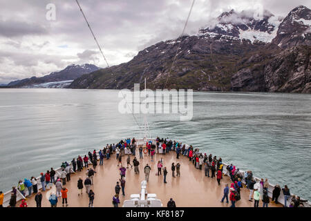 Usa, Alaska, Glacier Bay, les passagers tête à la proue du bateau pour obtenir une meilleure vue de la Reid et glacier reid Inlet, tandis qu'à bord du navire de croisière Banque D'Images