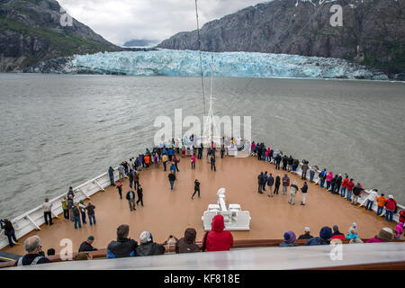 Usa, Alaska, Glacier Bay, les passagers tête à la proue du bateau pour avoir une meilleure vue sur le grand glacier du Pacifique, alors que d'entrée de tarr à bord du cru Banque D'Images
