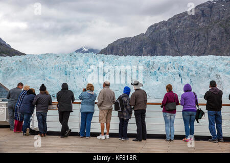 Usa, Alaska, Glacier Bay, les passagers tête à la proue du bateau pour avoir une meilleure vue sur le grand glacier du Pacifique, alors que d'entrée de tarr à bord du cru Banque D'Images