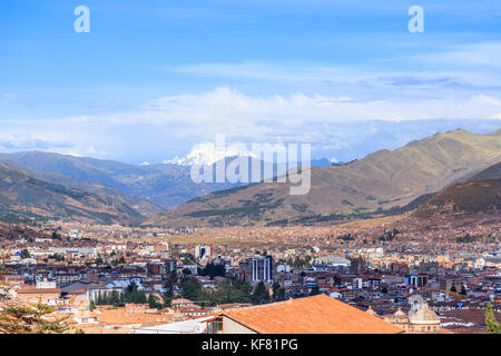 Le centre-ville de Cuzco ville dans la vallée et andes panorama, Pérou Banque D'Images