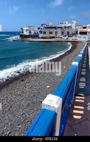 Main courante peinte en bleu séparant la plage et promenade dans la jolie ville de El cotillo fuerteventura Banque D'Images