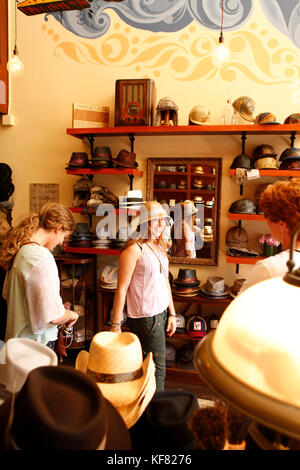 États-unis, Californie, San Francisco, essayant de chapeaux à goorin brothers hat shop dans la région de North Beach Banque D'Images