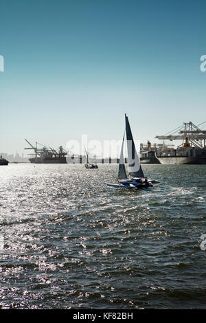 États-unis, Californie, Oakland, la FRAO à Jack London Square, san francisco dans la distance Banque D'Images