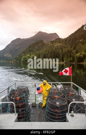 Canada, Vancouver, Colombie-Britannique, portrait de premier lieutenant Frank keitsch pêcheur de crevettes tachetées, à bord du bateau, l'océan biologique Banque D'Images