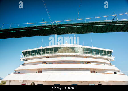 Canada, Vancouver (C.-B.), juste après avoir quitté Vancouver (C.-B.), le navire de croisière Holland America, l'Oosterdam escales, passe sous le pont Lion's Gate par Stanley Banque D'Images