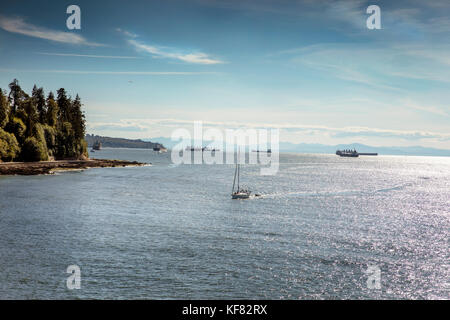 Canada, Vancouver (C.-B.), juste après avoir quitté Vancouver (C.-B.), le navire de croisière Holland America, l'Oosterdam escales, passe sous le pont Lion's Gate par Stanley Banque D'Images