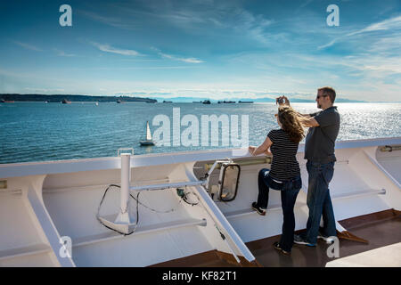 Canada, Vancouver (C.-B.), un couple prend des photos au large de l'entreprise Holland America Cruise ship, l'Oosterdam escales, quand il quitte Vancouver (C.-B.) et passe sous le lion' Banque D'Images