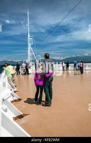 Canada, Vancouver (Colombie-Britannique), un seul couple jouit d'une vue sur l'arrêt du bateau de croisière Holland America, l'Oosterdam escales, même s'il navigue le seymour na Banque D'Images