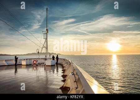 Canada, Vancouver (Colombie-Britannique), les passagers profiter de la vue au coucher du soleil au large de l'entreprise Holland America Cruise ship, l'Oosterdam escales, même s'il navigue à travers d Banque D'Images