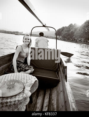 La Chine, Hangzhou, portrait de jeune femme en prenant un tour de lac de l'ouest (b&w) Banque D'Images