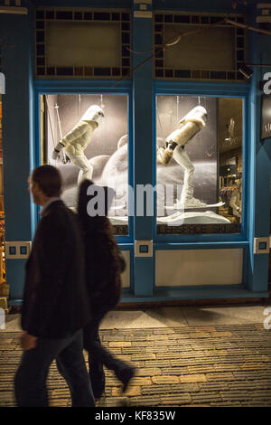 Usa, Colorado, tremble, les touristes à pied par un storefont fenêtre, moncler dans le centre-ville d'aspen Banque D'Images