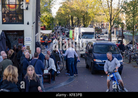 Rue animée animée par les piétons, les cyclistes et la circulation près du canal dans un cadre urbain animé. Banque D'Images