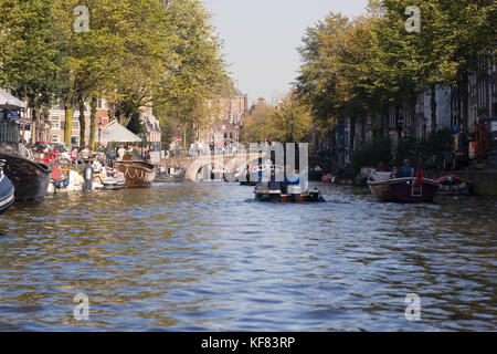 Bateaux sur le Prinsengracht à Amsterdam sur une journée ensoleillée d'automne Banque D'Images