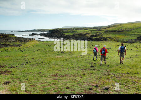 L'île de Pâques, chili, Isla de Pascua, rapa nui, les randonneurs explorer le paysage près de l'ahu akahanga site moai Banque D'Images